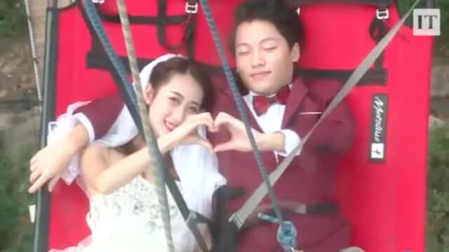 พิสูจน์รักแท้! เจ้าสาวจัดงานแต่งใต้สะพานข้ามเหวแม้เจ้าบ่าวจะกลัวความสูง
