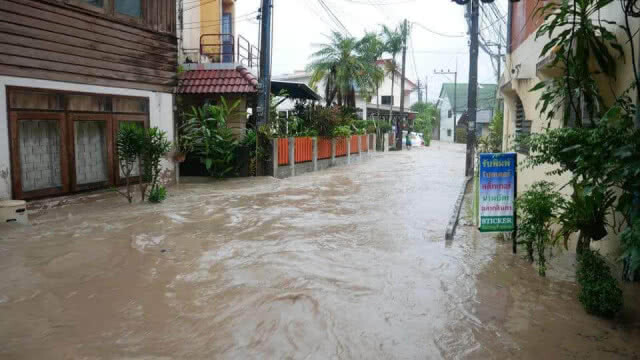 ภูเก็ตฝนตกหนักต่อเนื่อง ทำน้ำท่วมขังรอระบายและดินสไลด์หลายจุด