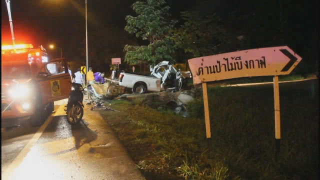 พ่อค้าปลานิลซิ่งกระบะเร่งส่งขาย
ถนนลื่น เสียหลักชนท่อ
สามีภรรยาดับอนาถ