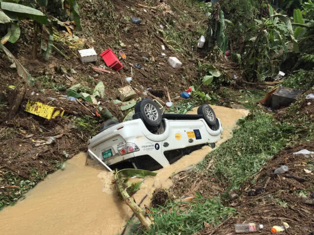 ภูเก็ตฝนตกหนักต่อเนื่อง ทำน้ำท่วมขังรอระบายและดินสไลด์หลายจุด