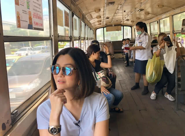 ส่องภาพ "สู่ขวัญ" นั่งรถเมล์อย่างไรให้ดูแพง