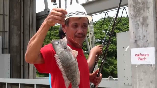 ห้วยหลวงเร่งพร่องน้ำ ชาวบ้านแห่จับปลา
