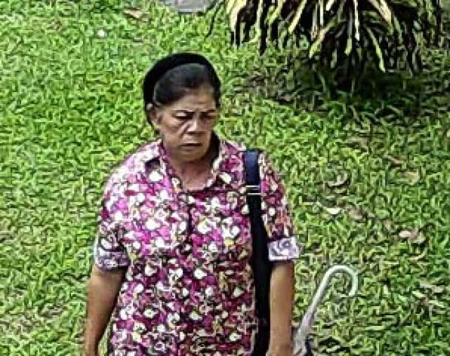 แจ้งตำรวจ ตามจับหญิงสูงวัยงัดเงินตู้บริจาค