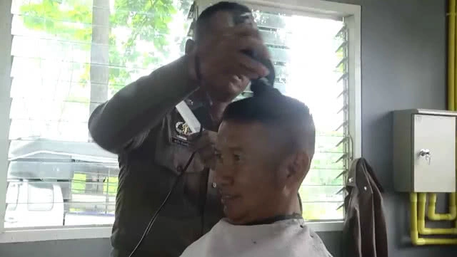 สภ.ภูเรือ ทำเก๋!! เปิดร้านบาร์เบอร์ตัดผมฟรี