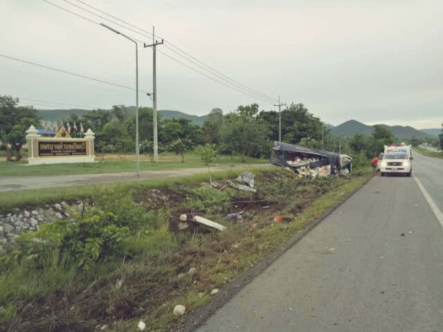คนขับหลับในรถขนมะม่วงเทกระจาด โชคดีมีแค่ผู้ได้รับบาดเจ็บ