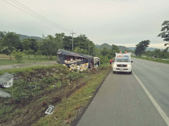 คนขับหลับในรถขนมะม่วงเทกระจาด โชคดีมีแค่ผู้ได้รับบาดเจ็บ