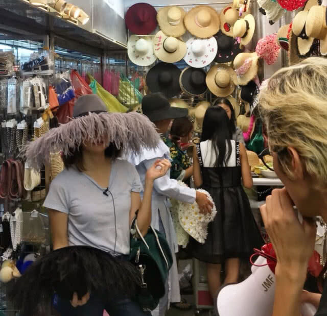 ส่องภาพ "สู่ขวัญ" นั่งรถเมล์อย่างไรให้ดูแพง