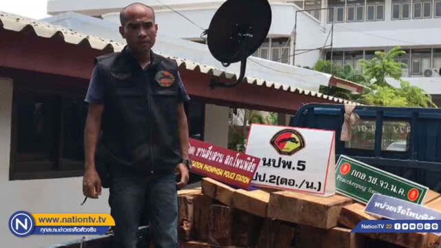กระบะ "ขนไม้พยุง" พลิกคว่ำคนขับเผ่นหนี