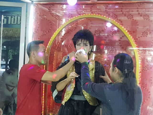 (คลิป) "ไกรสร-เพชร" ร่วมเปลี่ยนชุดหุ่นขี้ผึ้ง "พุ่มพวง ดวงจันทร์" ที่ วัดภาษี