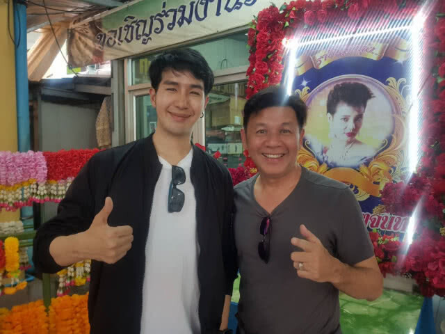 (คลิป) "ไกรสร-เพชร" ร่วมเปลี่ยนชุดหุ่นขี้ผึ้ง "พุ่มพวง ดวงจันทร์" ที่ วัดภาษี