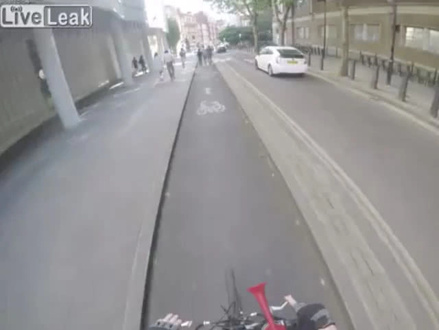 นักปั่นจักรยานอังกฤษติดแตรลมเสียงดังเตือนให้คนหลีกทาง(ชมคลิป)