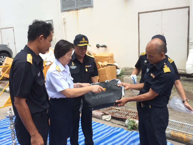 ศุลกากรภูเก็ตทำลายสินค้าละเมิดลิขสิทธิ์ กว่า 4,000 ชิ้น