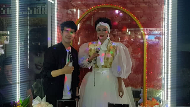 (คลิป) "ไกรสร-เพชร" ร่วมเปลี่ยนชุดหุ่นขี้ผึ้ง "พุ่มพวง ดวงจันทร์" ที่ วัดภาษี