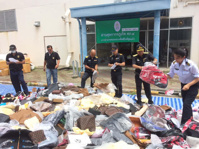 ศุลกากรภูเก็ตทำลายสินค้าละเมิดลิขสิทธิ์ กว่า 4,000 ชิ้น