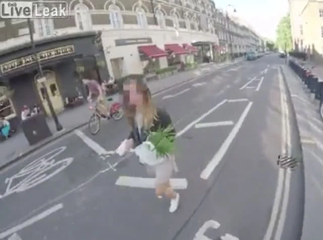 นักปั่นจักรยานอังกฤษติดแตรลมเสียงดังเตือนให้คนหลีกทาง(ชมคลิป)