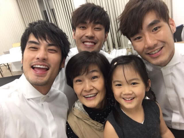"แม่งามทิพย์" โพสต์แฉ! บอย - หน่อง อยู่บ้านไม่ใส่เสื้อ