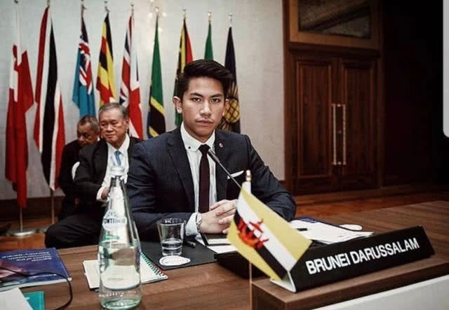 รู้สึกเป็นเกียรติ! "ญาญ่า" สุดปลื้ม เจ้าชาย "อับดุล มาทีน" ฟอลโล่ไอจี