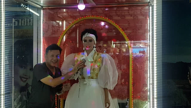 (คลิป) "ไกรสร-เพชร" ร่วมเปลี่ยนชุดหุ่นขี้ผึ้ง "พุ่มพวง ดวงจันทร์" ที่ วัดภาษี