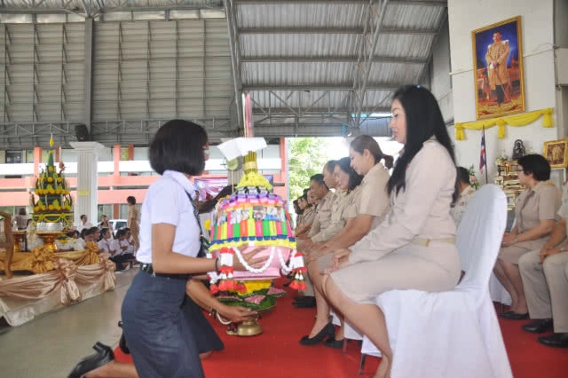 สีสันวันไหว้ครู อาชีวะสุดเจ๋งทำพานสร้างสรรค์