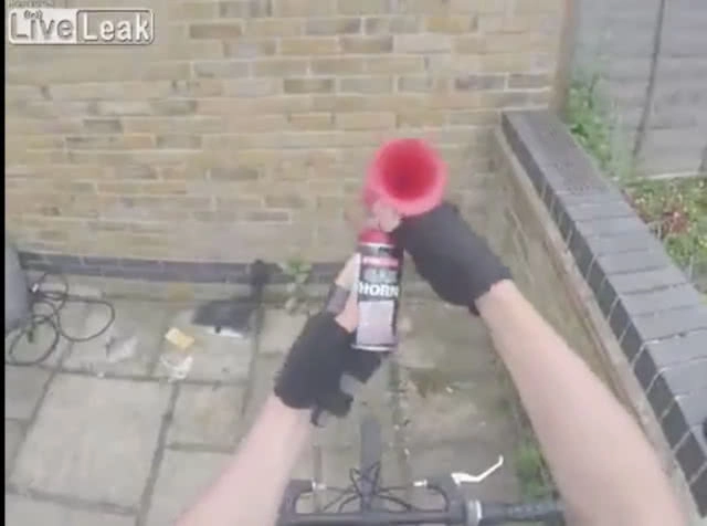 นักปั่นจักรยานอังกฤษติดแตรลมเสียงดังเตือนให้คนหลีกทาง(ชมคลิป)