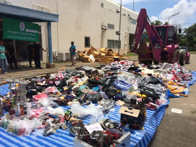 ศุลกากรภูเก็ตทำลายสินค้าละเมิดลิขสิทธิ์ กว่า 4,000 ชิ้น