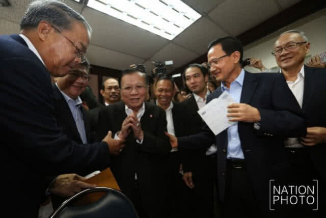 40 นาทีแห่งความเร้าใจ  ผู้เฒ่าทิ้งบอมบ์น้องรักกลางรัฐสภา!