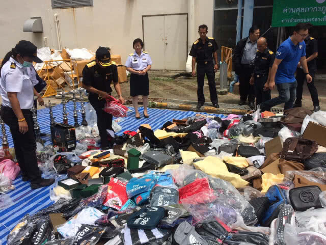 ศุลกากรภูเก็ตทำลายสินค้าละเมิดลิขสิทธิ์ กว่า 4,000 ชิ้น