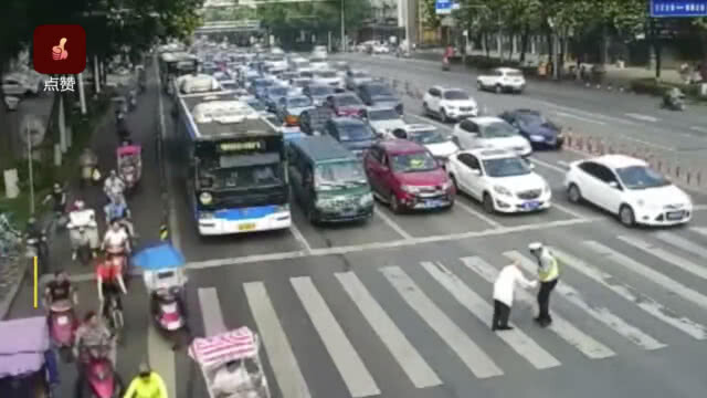 น่าชื่นชม! ตำรวจจีนช่วยแบกชายชราขึ้นหลัง พาข้ามถนน (ชมคลิป)
