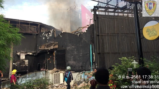 (คลิป) ด่วน! เกิดเหตุเพลิงไหม้ ผับแอพอารีน่า ถนนพระราม 9 ซอย6 จนท.เร่งคุมเพลิง