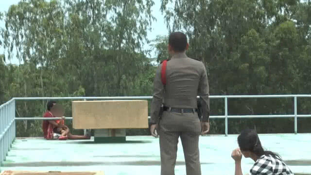 หนุ่มใหญ่น้อยใจ เมียไม่ง้อ 
อุ้มลูก 5 ขวบผ้าผูกเอว หวังฆ่าตัวตายประชด