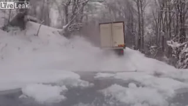 อย่างกับเดอะฟาสต์! คนขับรถบรรทุกในบอสเนียแสดงทักษะราวนักขับแรลลี่ (ชมคลิป)