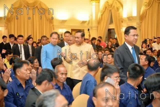 "บิ๊กตู่" ยิ้มออก! ชาวนาให้กำลังใจสู้ ๆ