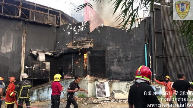 (คลิป) ด่วน! เกิดเหตุเพลิงไหม้ ผับแอพอารีน่า ถนนพระราม 9 ซอย6 จนท.เร่งคุมเพลิง