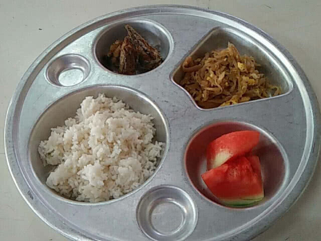 โรงเรียนต้นแบบอาหารกลางวัน จัดเต็มเมนูเด็ด(มีคลิป)