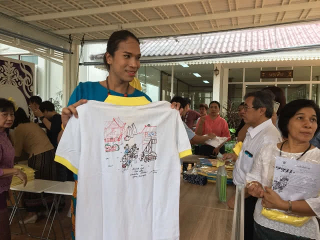 ปลัดสปน. เปิดทำเนียบ จำหน่ายเสื้อเหลืองภาพวาดฝีพระหัตถ์