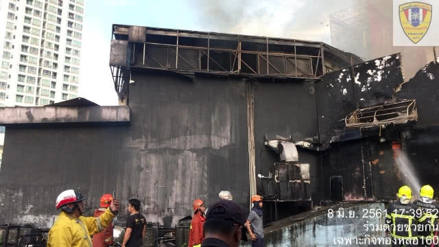 (คลิป) ด่วน! เกิดเหตุเพลิงไหม้ ผับแอพอารีน่า ถนนพระราม 9 ซอย6 จนท.เร่งคุมเพลิง