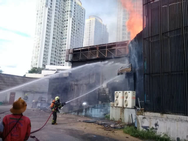 (คลิป) ด่วน! เกิดเหตุเพลิงไหม้ ผับแอพอารีน่า ถนนพระราม 9 ซอย6 จนท.เร่งคุมเพลิง