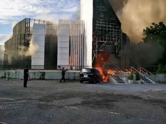 (คลิป) ด่วน! เกิดเหตุเพลิงไหม้ ผับแอพอารีน่า ถนนพระราม 9 ซอย6 จนท.เร่งคุมเพลิง