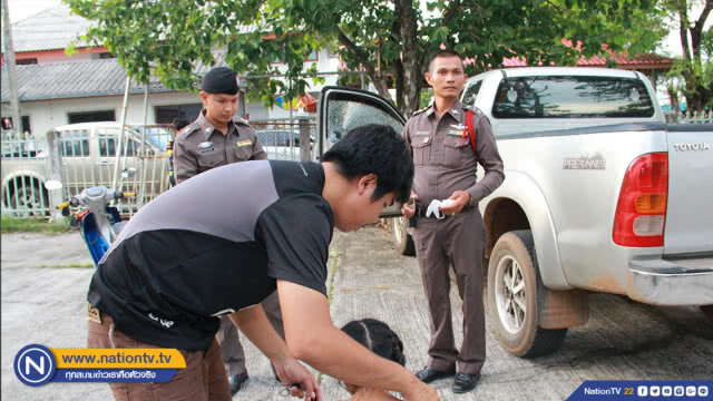 ทุบกระจกช่วยหนูน้อยติดอยู่ในรถเกือบ 20 นาที