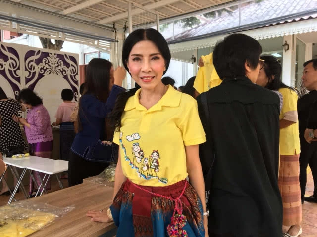 ปลัดสปน. เปิดทำเนียบ จำหน่ายเสื้อเหลืองภาพวาดฝีพระหัตถ์