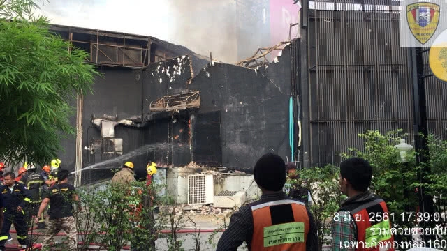 (คลิป) ด่วน! เกิดเหตุเพลิงไหม้ ผับแอพอารีน่า ถนนพระราม 9 ซอย6 จนท.เร่งคุมเพลิง