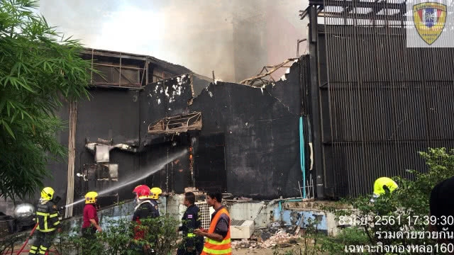 (คลิป) ด่วน! เกิดเหตุเพลิงไหม้ ผับแอพอารีน่า ถนนพระราม 9 ซอย6 จนท.เร่งคุมเพลิง