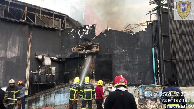 (คลิป) ด่วน! เกิดเหตุเพลิงไหม้ ผับแอพอารีน่า ถนนพระราม 9 ซอย6 จนท.เร่งคุมเพลิง