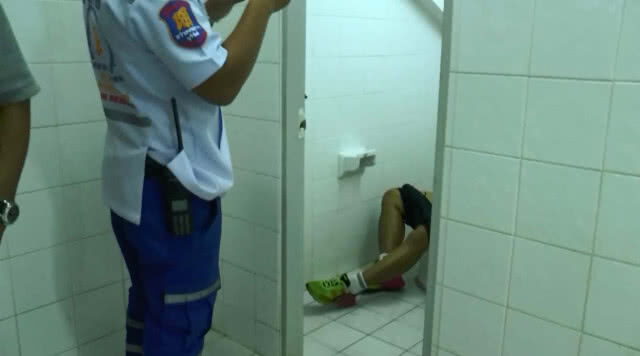 หนุ่มใหญ่ตายปริศนาในห้องน้ำสนามฟุตบอล หวั่นกินยาลดความอ้วน(มีคลิป)