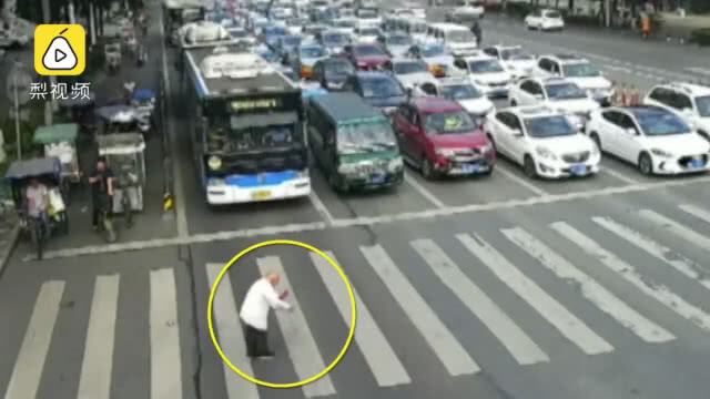 น่าชื่นชม! ตำรวจจีนช่วยแบกชายชราขึ้นหลัง พาข้ามถนน (ชมคลิป)