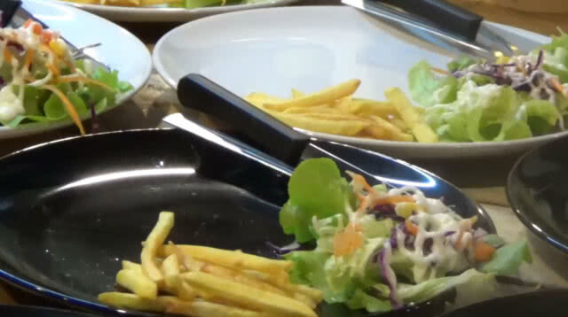 วัยรุ่นพะเยา เปิดร้าน กิน-เต็ก-กัน สร้างรายได้วันละกว่า1 หมื่นบาท
