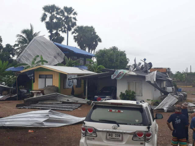 พายุฝนพังบ้านประชาชนเสียหายหลายหลังคาเรือน