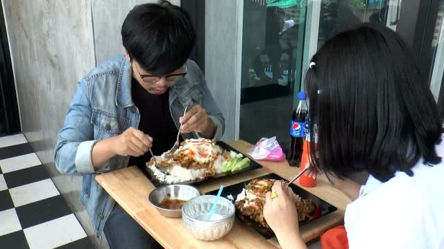 เต็มอิ่มเพียง 69 บาท!! ร้านอาหารโคราช เอาใจ นร.-นศ. จานเดียวกินได้ 4 คน