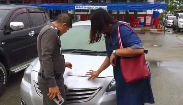 บทเรียนสาวมายึดรถ ขาดส่ง 8 เดือน เจอทอมเอาไม้กวาดไล่ตี(มีคลิป)