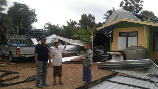 พายุฝนพังบ้านประชาชนเสียหายหลายหลังคาเรือน